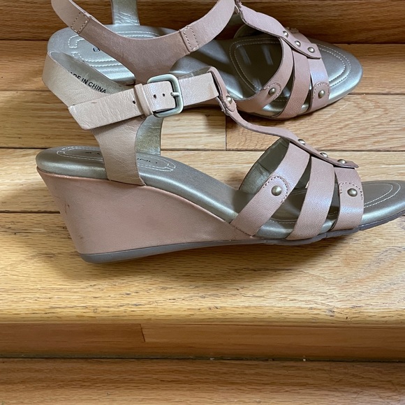 NWOT Beige Sandals Platform Heels Size: 9 M - Picture 6 of 8